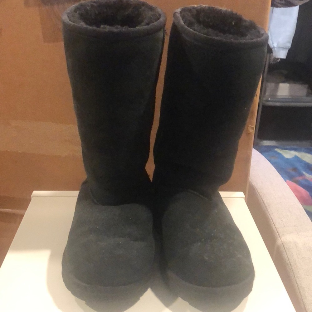 Authentic girls uggs boots size 13